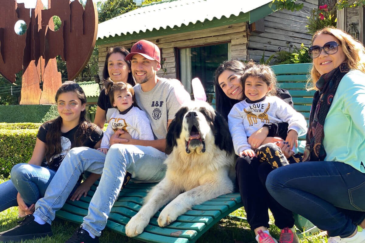 Pessoas em família em momento de diversão na Pousada Alto da Boa Vista