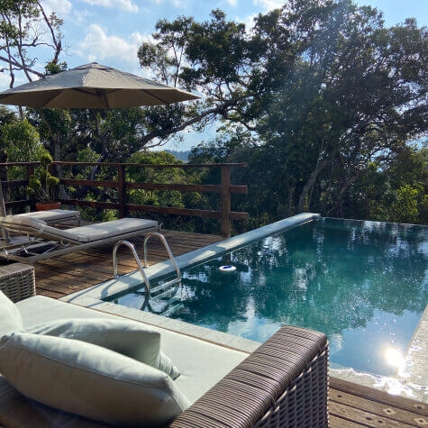 Piscina de borda infinita com vista privilegiada da mata nativa na Pousada Alto da Boa Vista